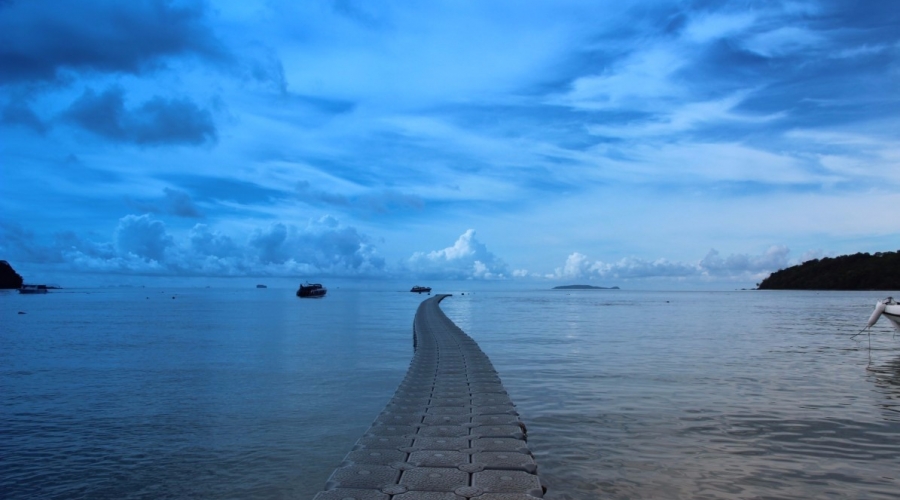 漂浮在水上的足球场